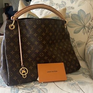 Louis Vuitton Artsy bag - barely used - beautiful timeless bag